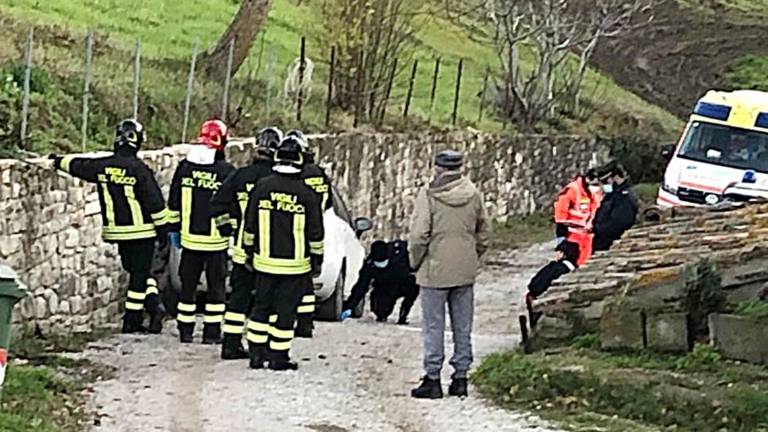 Maiolo, 48enne di Cesena muore schiacciato dall'auto contro muro Maiolo, 48enne di Cesena muore schiacciato dall'auto contro muro
