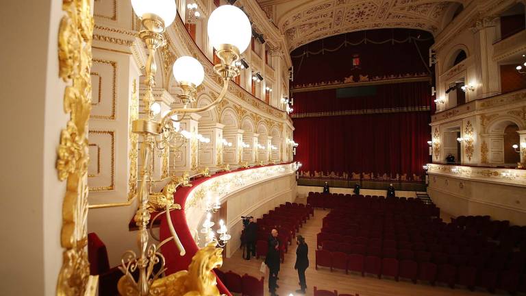 Guerra Turchia, il teatro Galli di Rimini illuminato di rosso Guerra Turchia, il teatro Galli di Rimini illuminato di rosso