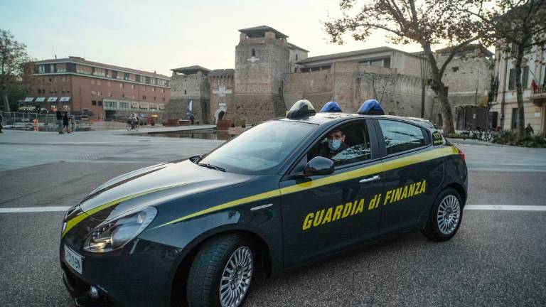 Rimini, sequestrati 5mila articoli non sicuri, dai giocattoli agli orecchini: in 6 rischiano 25mila euro di multa Rimini, sequestrati 5mila articoli non sicuri, dai giocattoli agli orecchini: in 6 rischiano 25mila euro di multa