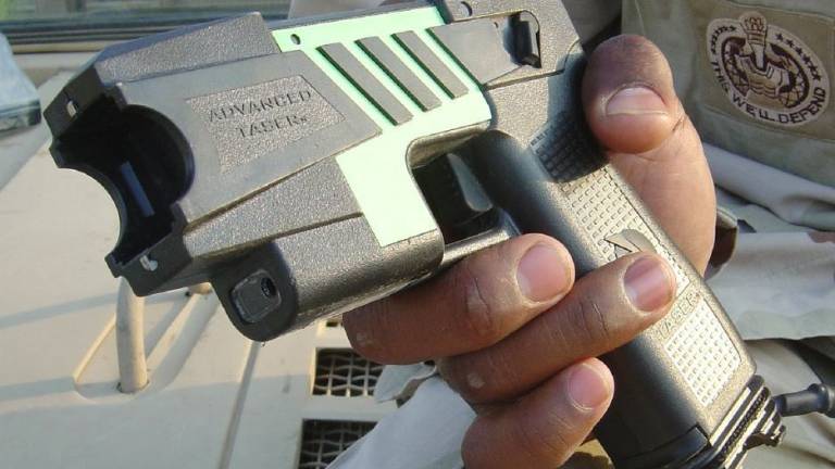 Esercitazioni col taser, la polizia locale di Ravenna inizia i test Esercitazioni col taser, la polizia locale di Ravenna inizia i test