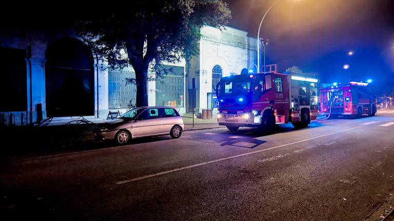 Incendio con tanto fumo al mercato coperto di Russi GALLERY Incendio con tanto fumo al mercato coperto di Russi GALLERY