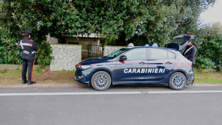 I carabinieri davanti all’abitazione della famiglia (fotoservizio Massimo Fiorentini) I carabinieri davanti all’abitazione della famiglia (fotoservizio Massimo Fiorentini)