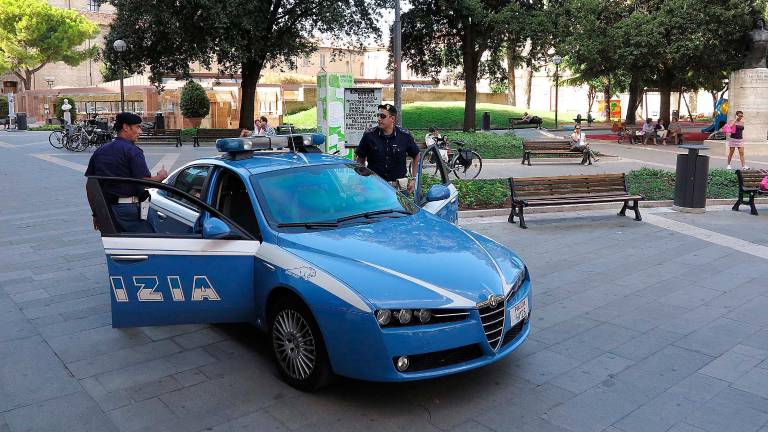 Rimini, stalker minaccia: «Vado a prenderla»! Ma la polizia gli trova un coltello da 23 centimetri e lo arresta Rimini, stalker minaccia: «Vado a prenderla»! Ma la polizia gli trova un coltello da 23 centimetri e lo arresta