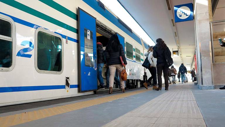 Un treno in partenza alla stazione di Rimini Un treno in partenza alla stazione di Rimini