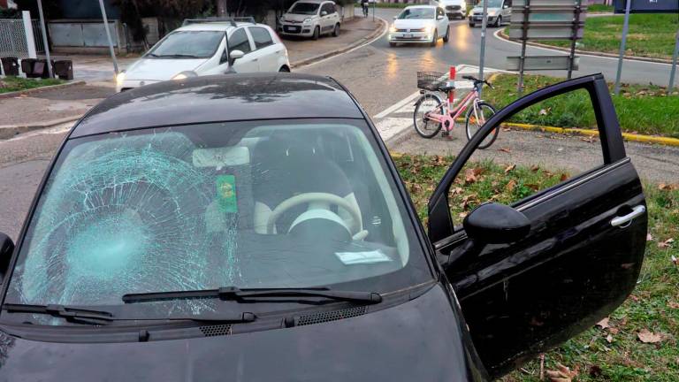 Ravenna, incidente: travolta da un’auto mentre va in bici a scuola, la ragazzina di 12 anni non è in pericolo di vita - Gallery Ravenna, incidente: travolta da un’auto mentre va in bici a scuola, la ragazzina di 12 anni non è in pericolo di vita - Gallery