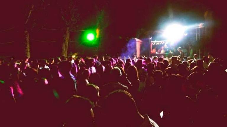 Minorenne violentata nel parcheggio della discoteca in collina Minorenne violentata nel parcheggio della discoteca in collina