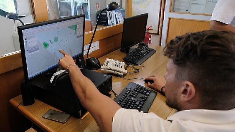 Barca si rovescia: nuotano per mezzo miglio e si salvano Barca si rovescia: nuotano per mezzo miglio e si salvano