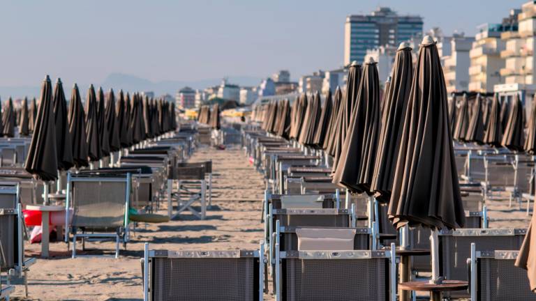 Ombrelloni chiusi in Romagna in occasione della serrata dei balneari di inizio agosto per le concessioni (foto Massimo Fiorentini) Ombrelloni chiusi in Romagna in occasione della serrata dei balneari di inizio agosto per le concessioni (foto Massimo Fiorentini)
