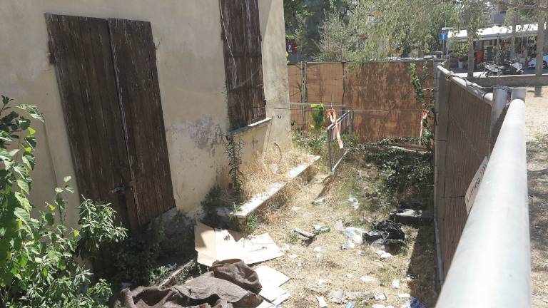 Degrado alla ex colonia Murri di Rimini: allontanate venti persone Degrado alla ex colonia Murri di Rimini: allontanate venti persone