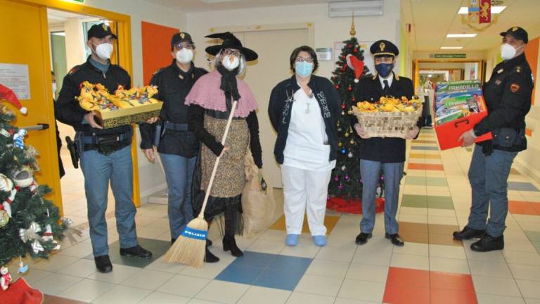 Rimini. La Befana della polizia per i bimbi della Pediatria Rimini. La Befana della polizia per i bimbi della Pediatria