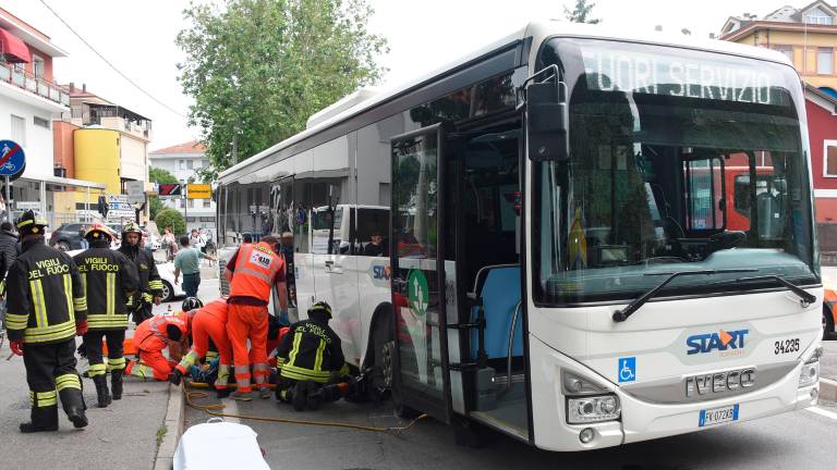 Rimini, ciclista con le gambe incastrate sotto il bus, liberato dai Vigili del Fuoco VIDEO GALLERY Rimini, ciclista con le gambe incastrate sotto il bus, liberato dai Vigili del Fuoco VIDEO GALLERY