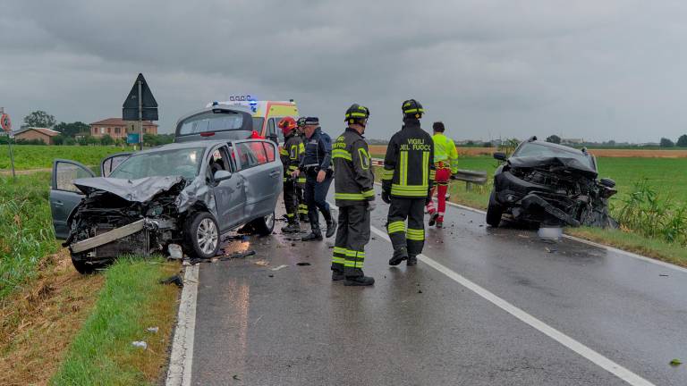 Ravenna, scontro tra auto: sette feriti, uno è gravissimo Ravenna, scontro tra auto: sette feriti, uno è gravissimo