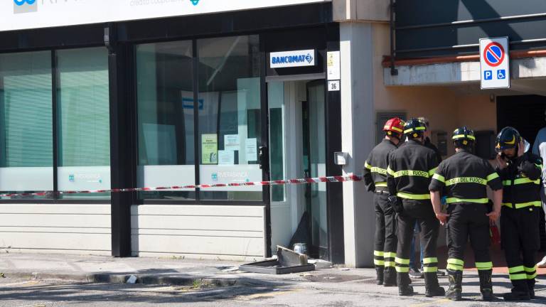 Cattolica, assalto con l’esplosivo al bancomat, braccio amputato ad un ladro residente a Forlì: “Con la mano sinistra si teneva il moncone del braccio destro” VIDEO GALLERY Cattolica, assalto con l’esplosivo al bancomat, braccio amputato ad un ladro residente a Forlì: “Con la mano sinistra si teneva il moncone del braccio destro” VIDEO GALLERY