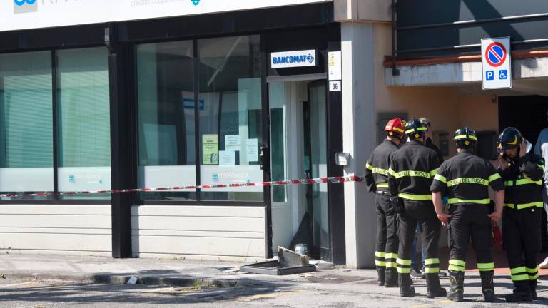 Cattolica, assalto con l’esplosivo al bancomat, braccio amputato ad un ladro residente a Forlì: “Con la mano sinistra si teneva il moncone del braccio destro” VIDEO GALLERY