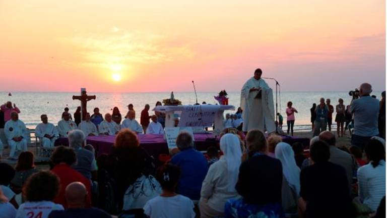 Rimini, una folla per la messa all’alba in riva al mare GALLERY Rimini, una folla per la messa all’alba in riva al mare GALLERY