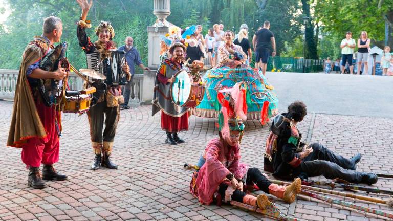 La tournée europea del Teatro Due Mondi: per cinque mesi lo storico gruppo faentino in Germania, Polonia, Austria e Italia / GALLERY La tournée europea del Teatro Due Mondi: per cinque mesi lo storico gruppo faentino in Germania, Polonia, Austria e Italia / GALLERY