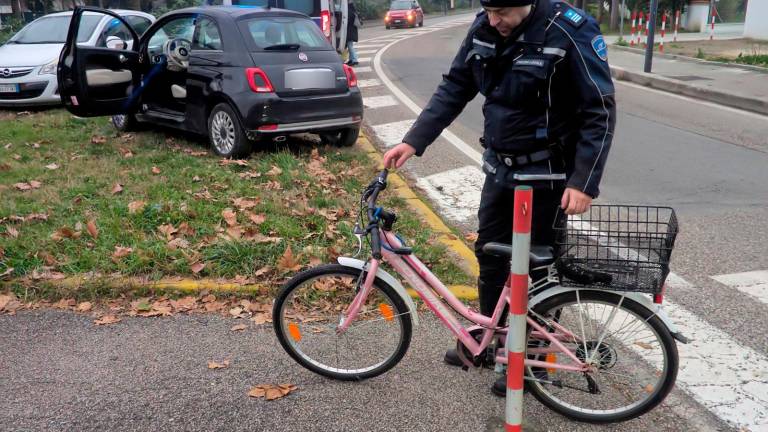 Ravenna, incidente: travolta da un’auto mentre va in bici a scuola, la ragazzina di 12 anni non è in pericolo di vita - Gallery Ravenna, incidente: travolta da un’auto mentre va in bici a scuola, la ragazzina di 12 anni non è in pericolo di vita - Gallery