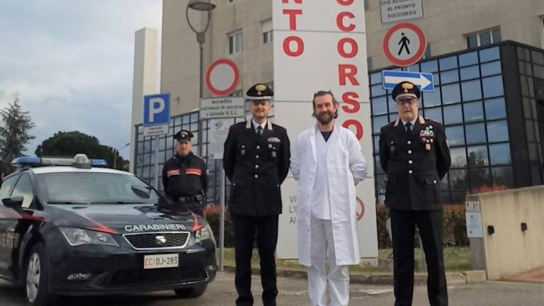 Imola, con le forbici minaccia i sanitari e aggredisce i carabinieri: 23enne arrestato Imola, con le forbici minaccia i sanitari e aggredisce i carabinieri: 23enne arrestato