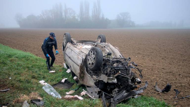 La Fiat Punta distrutta dopo l’incidente. Foto Massimo Fiorentini La Fiat Punta distrutta dopo l’incidente. Foto Massimo Fiorentini