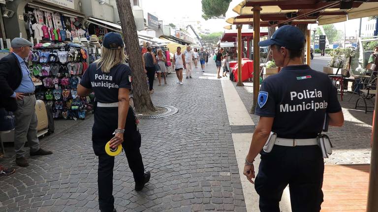 Rimini, vigili sui viali delle Regine contro il bazar selvaggio Rimini, vigili sui viali delle Regine contro il bazar selvaggio