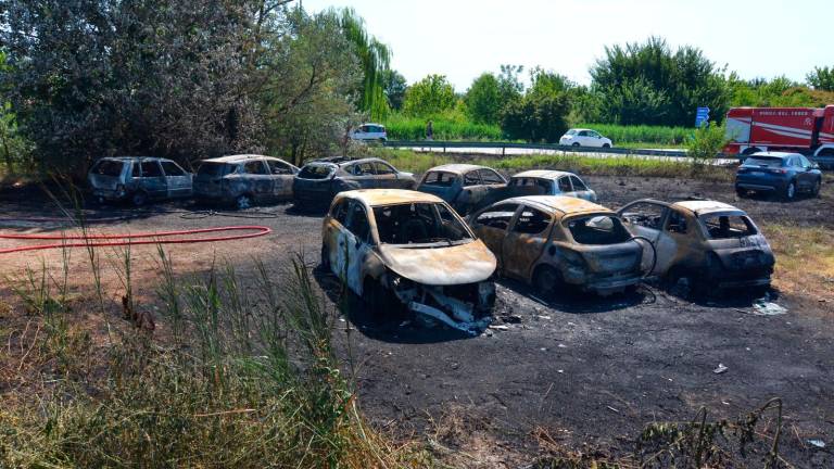 Conselice, vanno a fuoco 9 auto, malore per una donna Conselice, vanno a fuoco 9 auto, malore per una donna