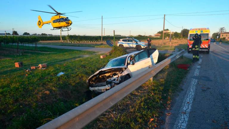 L’incidente con l’auto fuori strada (foto Fiorentini) L’incidente con l’auto fuori strada (foto Fiorentini)