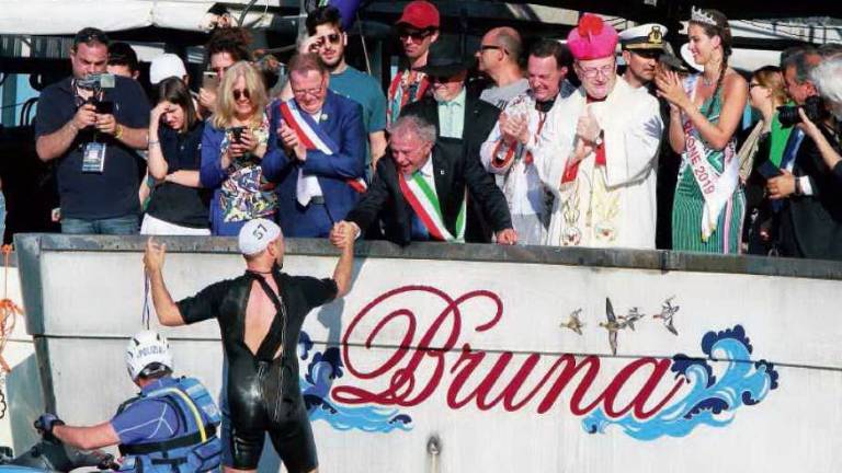 Cervia, pesca l'anello allo Sposalizio del mare: si sposa tra 20 giorni Cervia, pesca l'anello allo Sposalizio del mare: si sposa tra 20 giorni