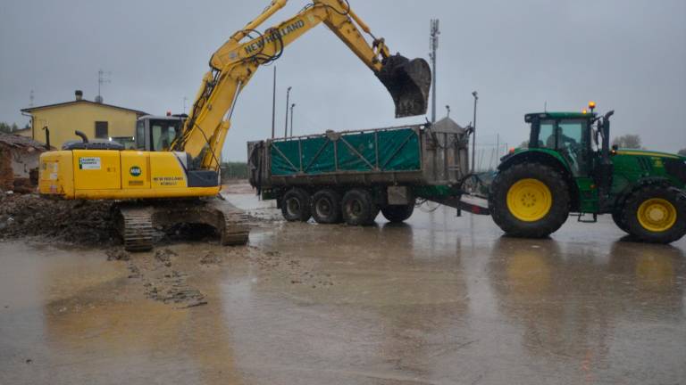 Un’auto ancora bloccata nel fango, i lavori all’argine del Lamone: Traversara torna a vivere ore di paura - Gallery Un’auto ancora bloccata nel fango, i lavori all’argine del Lamone: Traversara torna a vivere ore di paura - Gallery
