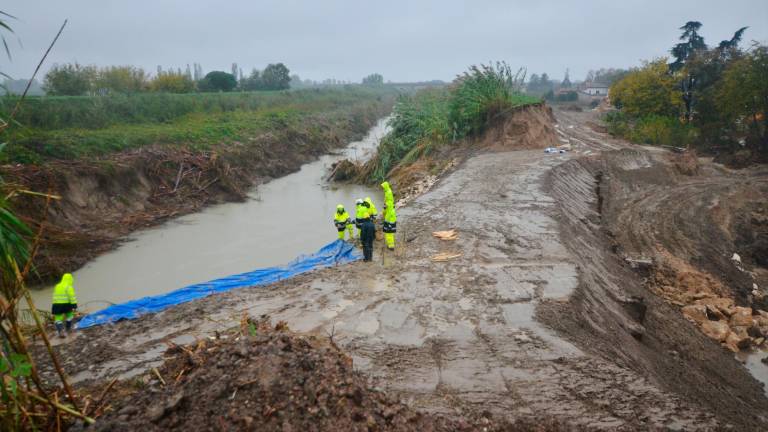 Un’auto ancora bloccata nel fango, i lavori all’argine del Lamone: Traversara torna a vivere ore di paura - Gallery Un’auto ancora bloccata nel fango, i lavori all’argine del Lamone: Traversara torna a vivere ore di paura - Gallery