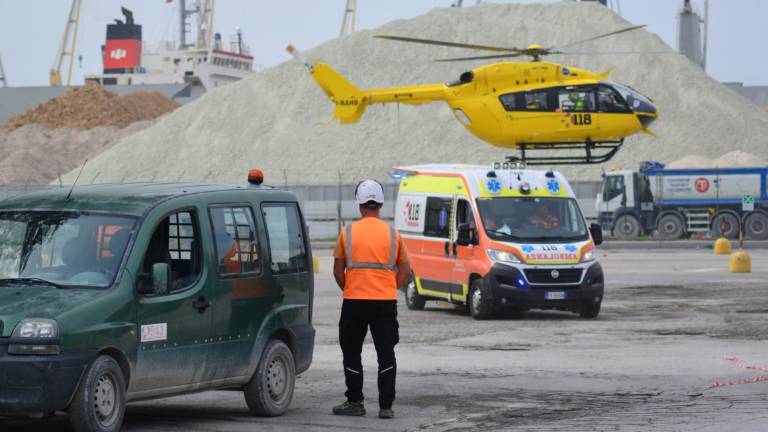 Ravenna, incidente sul lavoro al porto: grave operaio Ravenna, incidente sul lavoro al porto: grave operaio