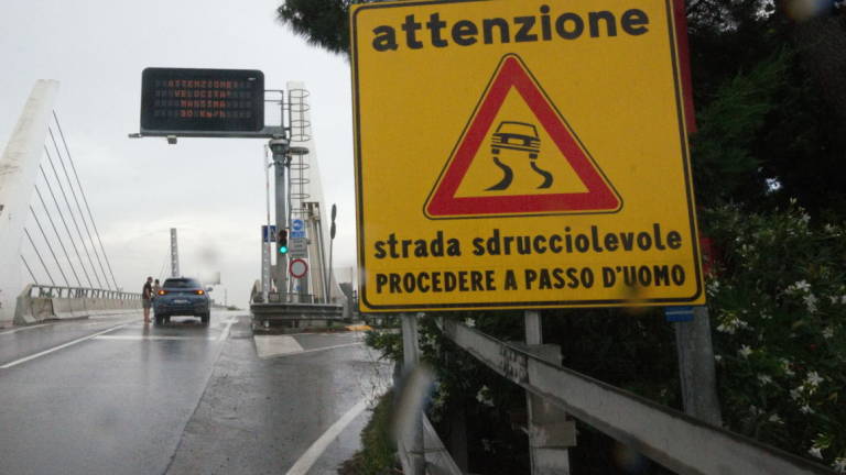 Ponte mobile di Ravenna resta chiuso. Analisi sul fondo stradale nuovo. Ztl di via di Roma sospesa Ponte mobile di Ravenna resta chiuso. Analisi sul fondo stradale nuovo. Ztl di via di Roma sospesa
