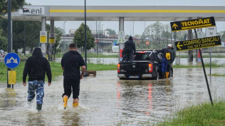 Allagamenti a Ravenna, Marcegaglia evacua i dipendenti Allagamenti a Ravenna, Marcegaglia evacua i dipendenti
