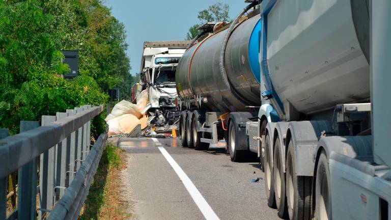 Ravenna, scontro fra camion: traffico bloccato sulla Romea Ravenna, scontro fra camion: traffico bloccato sulla Romea