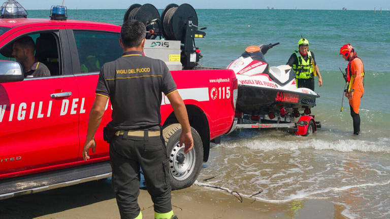 Rintracciata la ragazza scomparsa dalla spiaggia. Ma le indagini continuano Rintracciata la ragazza scomparsa dalla spiaggia. Ma le indagini continuano