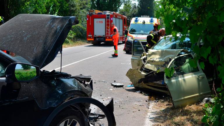 Ravenna, tremendo incidente frontale a Lido Adriano, una ragazza in gravi condizioni Ravenna, tremendo incidente frontale a Lido Adriano, una ragazza in gravi condizioni