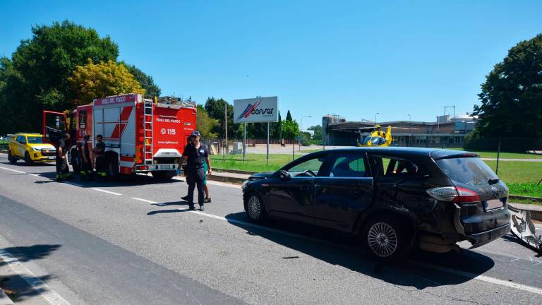 Russi, incidente: l’auto finisce contro la recinzione di una casa, ferita una donna Russi, incidente: l’auto finisce contro la recinzione di una casa, ferita una donna