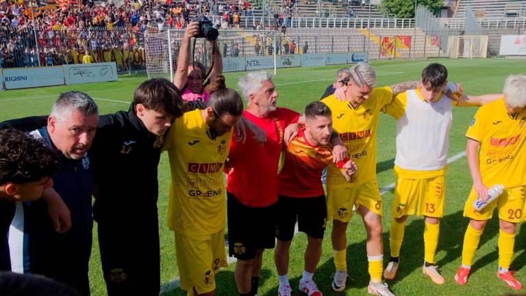 Il Ravenna al termine del derby con l’Imolese di domenica (foto Fiorentini) Il Ravenna al termine del derby con l’Imolese di domenica (foto Fiorentini)