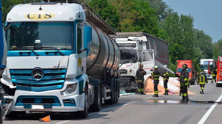Ravenna, scontro fra camion: traffico bloccato sulla Romea Ravenna, scontro fra camion: traffico bloccato sulla Romea