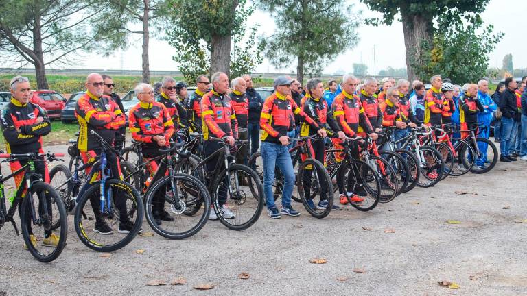 Ravenna. Travolto e ucciso a Fratta Terme: addio a Daniele “Rufus” Beltrani, amici al funerale in lacrime con la bicicletta Ravenna. Travolto e ucciso a Fratta Terme: addio a Daniele “Rufus” Beltrani, amici al funerale in lacrime con la bicicletta