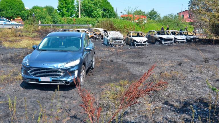 Conselice, vanno a fuoco 9 auto, malore per una donna Conselice, vanno a fuoco 9 auto, malore per una donna