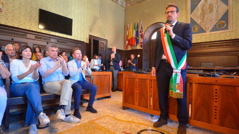 Ravenna, un commosso Barattoni riceve la fascia di sindaco: “Una responsabilità che onorerò ogni giorno” - Gallery Ravenna, un commosso Barattoni riceve la fascia di sindaco: “Una responsabilità che onorerò ogni giorno” - Gallery