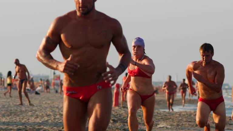 Un allenamento di bagnini in spiaggia