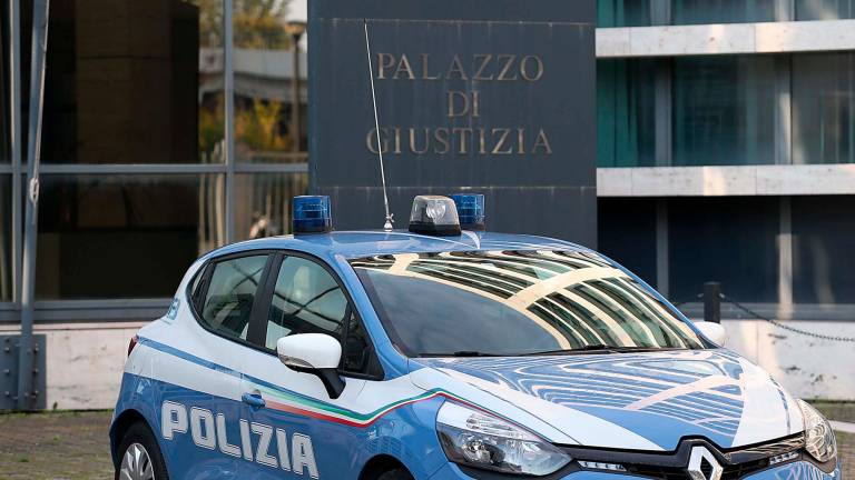 Rimini. Tenta di strangolarla e minaccia di buttarsi dall’auto in corsa se lei non gli dice di amarlo: 40enne a processo Rimini. Tenta di strangolarla e minaccia di buttarsi dall’auto in corsa se lei non gli dice di amarlo: 40enne a processo