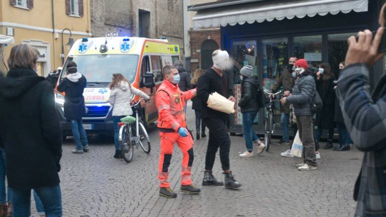 Ravenna, rissa in pieno centro. Due feriti. Sul posto 118 e polizia Ravenna, rissa in pieno centro. Due feriti. Sul posto 118 e polizia