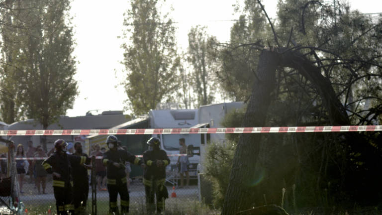 Ravenna, un pino si spezza e cade su un camper vuoto a Casalborsetti Ravenna, un pino si spezza e cade su un camper vuoto a Casalborsetti