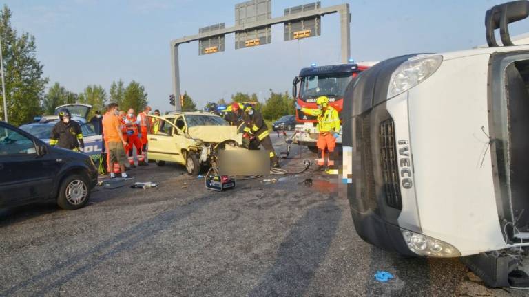 Incidente all'incrocio tra SS 16 e Dismano, un ferito grave Incidente all'incrocio tra SS 16 e Dismano, un ferito grave