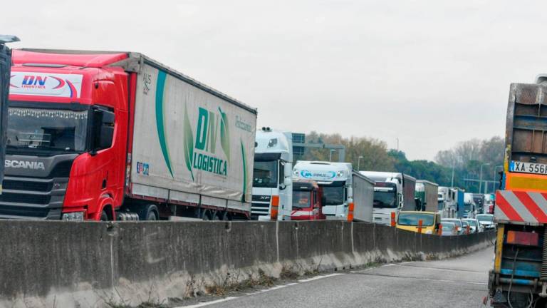 Ravenna, Tir in fiamme: bloccata la corsia sud dell’Adriatica - Gallery Ravenna, Tir in fiamme: bloccata la corsia sud dell’Adriatica - Gallery