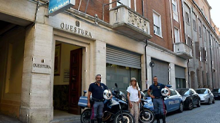 Col bimbo nel passeggino deruba una turista sul bus a Rimini Col bimbo nel passeggino deruba una turista sul bus a Rimini