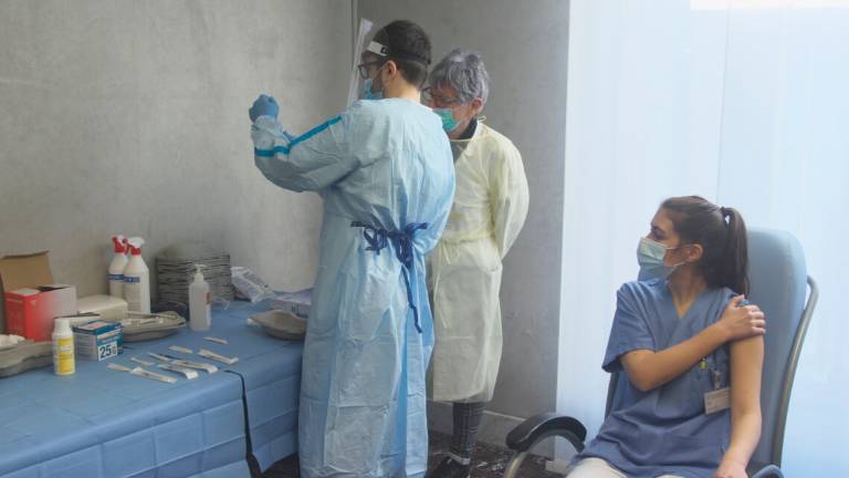 Coronavirus Ravenna, i primi vaccinati: momento storico - VIDEO Coronavirus Ravenna, i primi vaccinati: momento storico - VIDEO