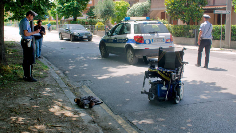 Ravenna, disabile in carrozzina investito da un'auto portato al Bufalini Ravenna, disabile in carrozzina investito da un'auto portato al Bufalini